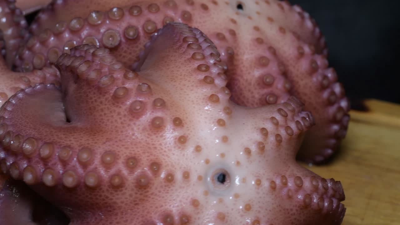 pulpo. mariscos en el restaurante. el pulpo se prepara en el restaurante en la mesa.