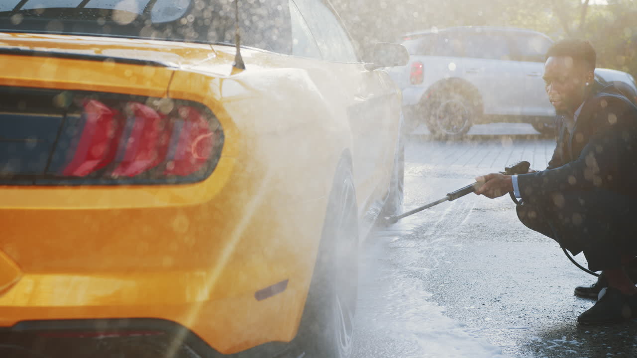 노란색 컨버터블 자동차를 는 남자