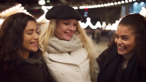 Porträt-Von-Freundinnen,-Die-Nachts-Den-Weihnachtsmarkt-Genießen