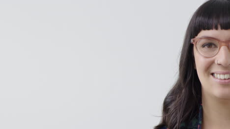 retrato de una joven amigable mujer caucásica sonriendo alegremente disfrutando de la satisfacción usando gafas elegantes sobre un fondo blanco