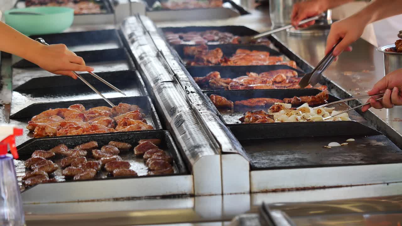 그릴에서 고기를 요리하는 것