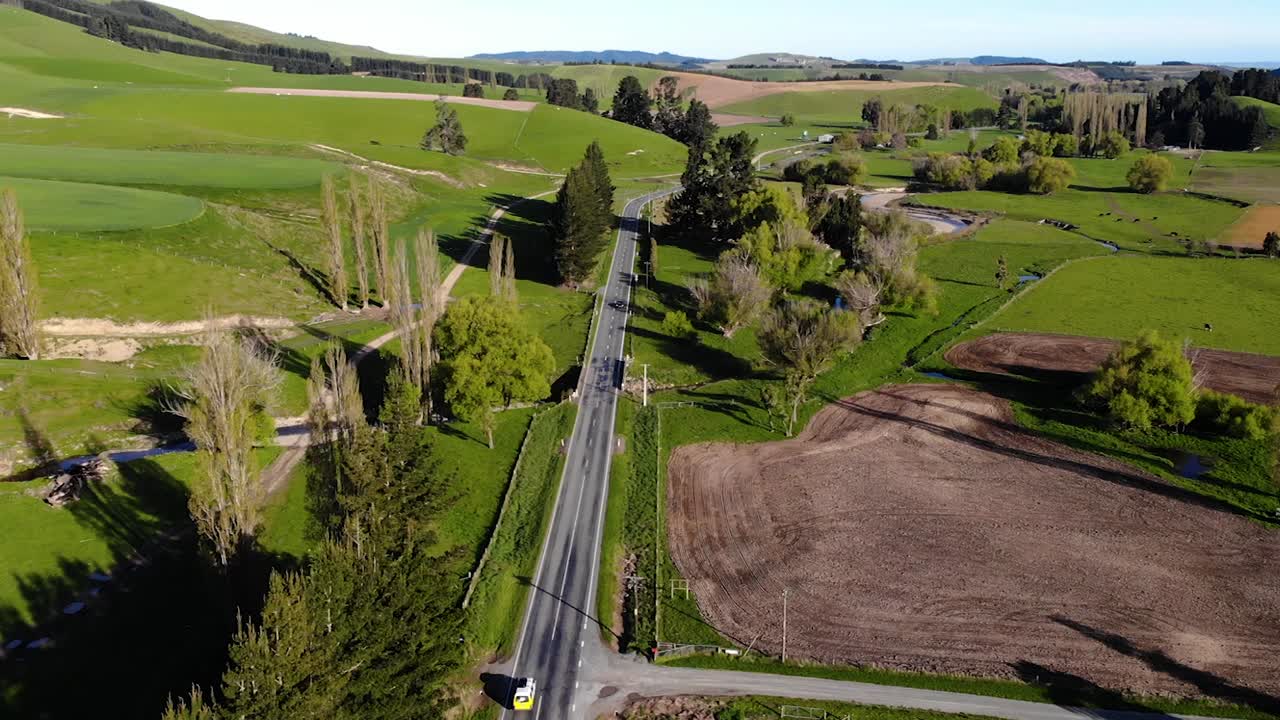 vista aérea de la conducción de automóviles en el campo de nueva zelanda