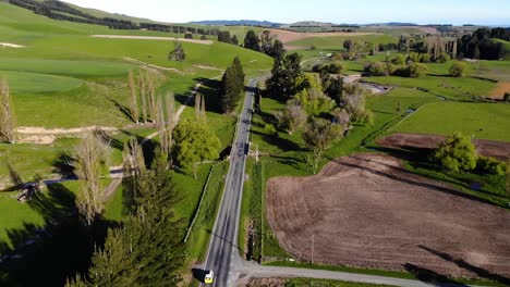 Vista-Aérea-De-La-Conducción-De-Automóviles-En-El-Campo-De-Nueva-Zelanda