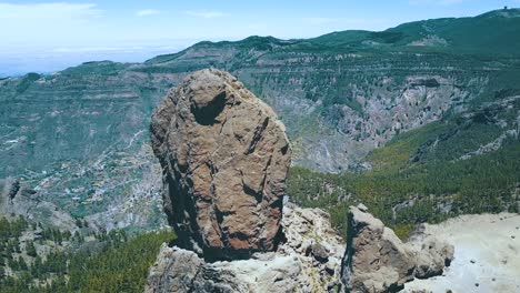 toma aérea de roque nublo en gran canaria, españa.