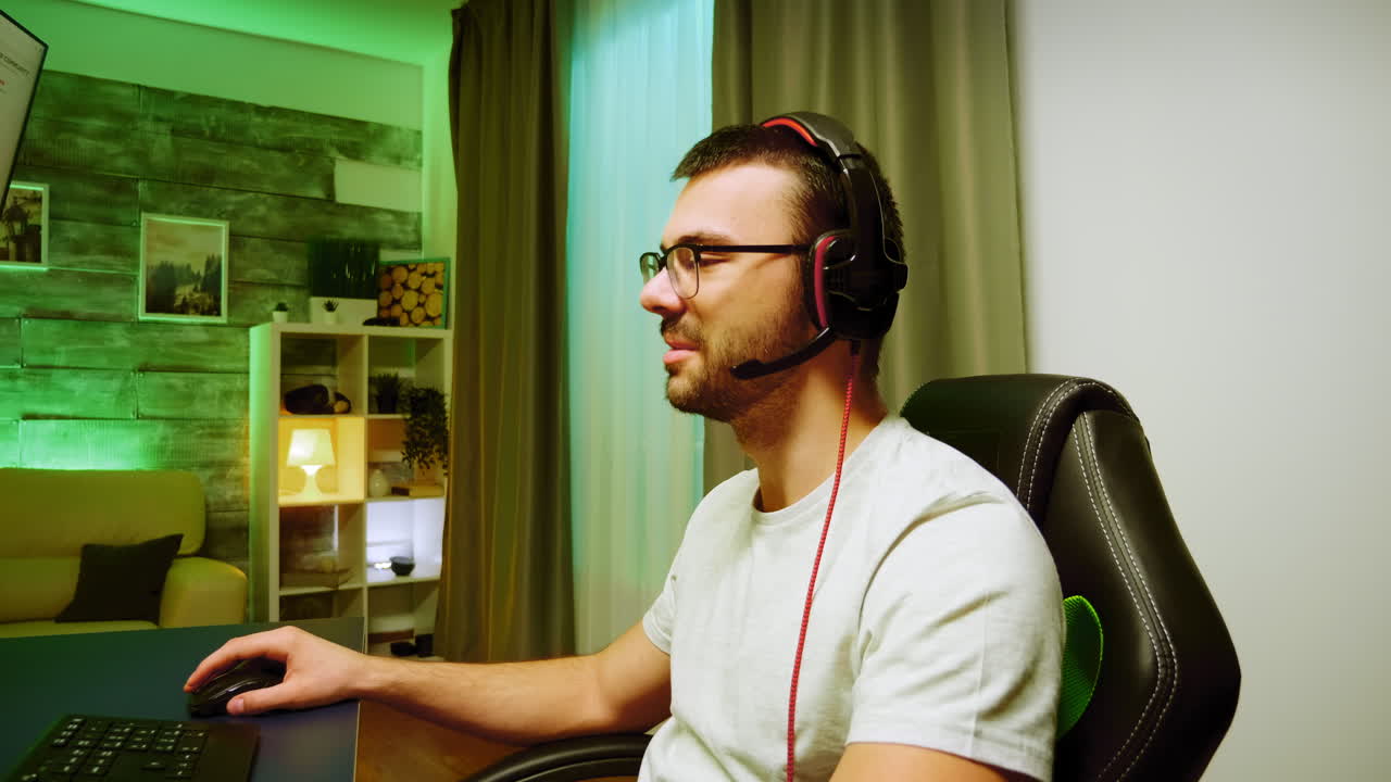 Kaukasisk pro-gamer snakker med andre spillere