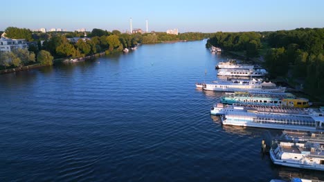 Parque-Treptower-Río-Ciudad-Berlín-Alemania-Día-De-Verano