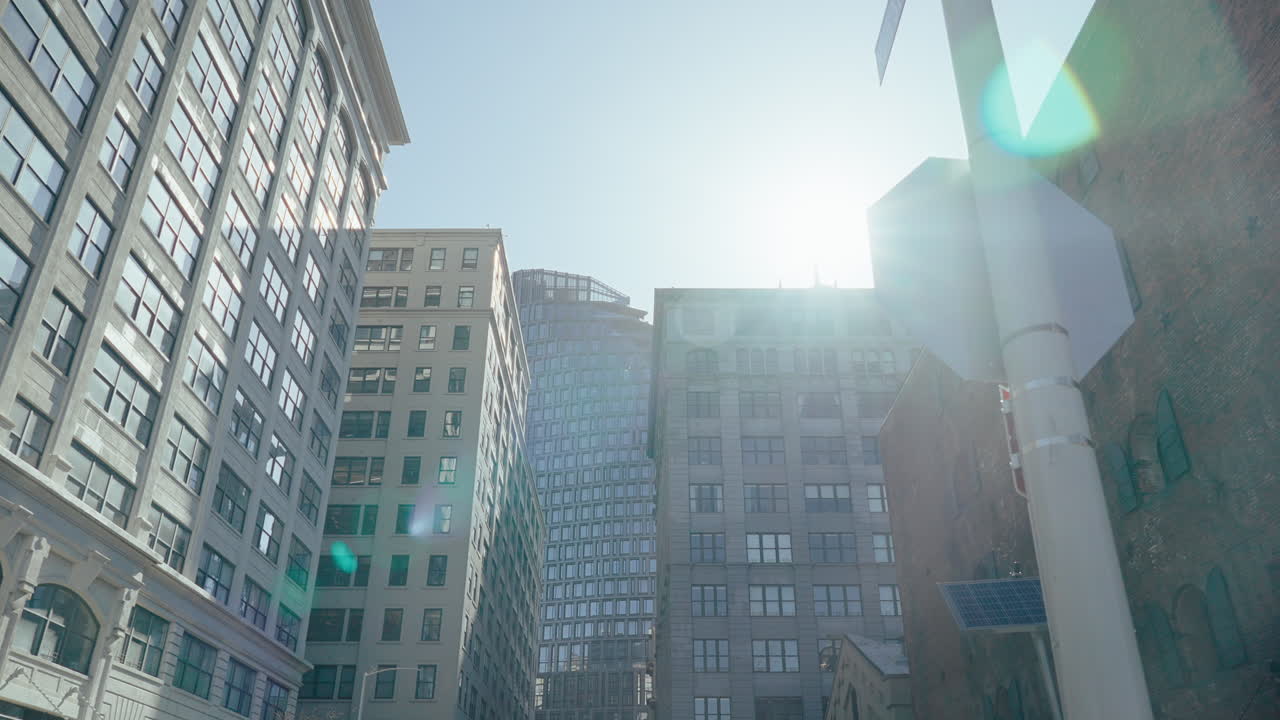 escena de la calle de la ciudad con edificios de gran altura
