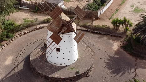 Aerial-Of-The-Lovely-Windmill-Of-Molinos-De-Villaverde,-Fuerteventura