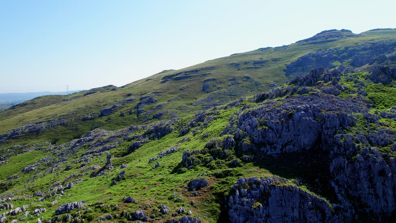 Flygfoto över ett hisnande berg i Kantabrien, Spanien.