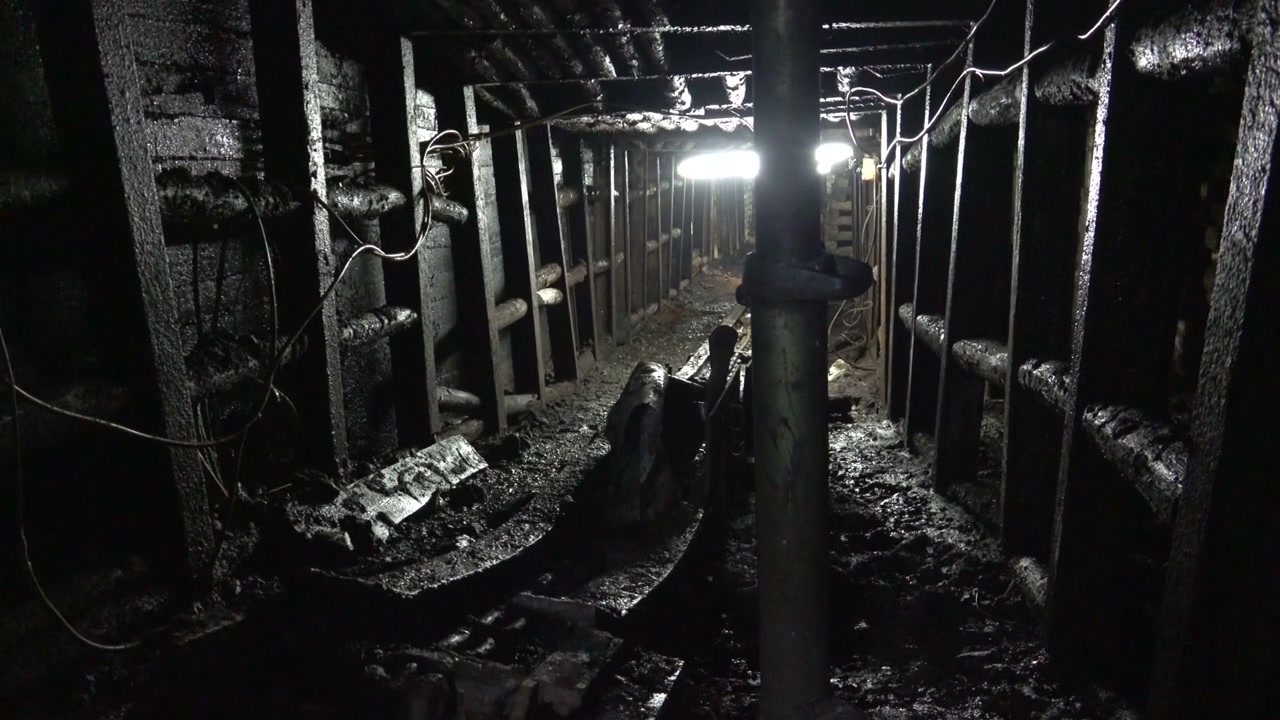 Tunnel sotterraneo di miniera di carbone buio e stretto