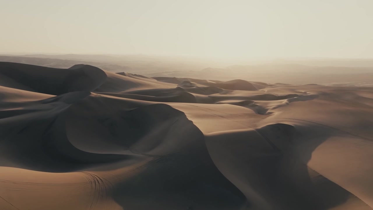 Volo sopra il deserto all'alba in Perù. - Ripresa aerea