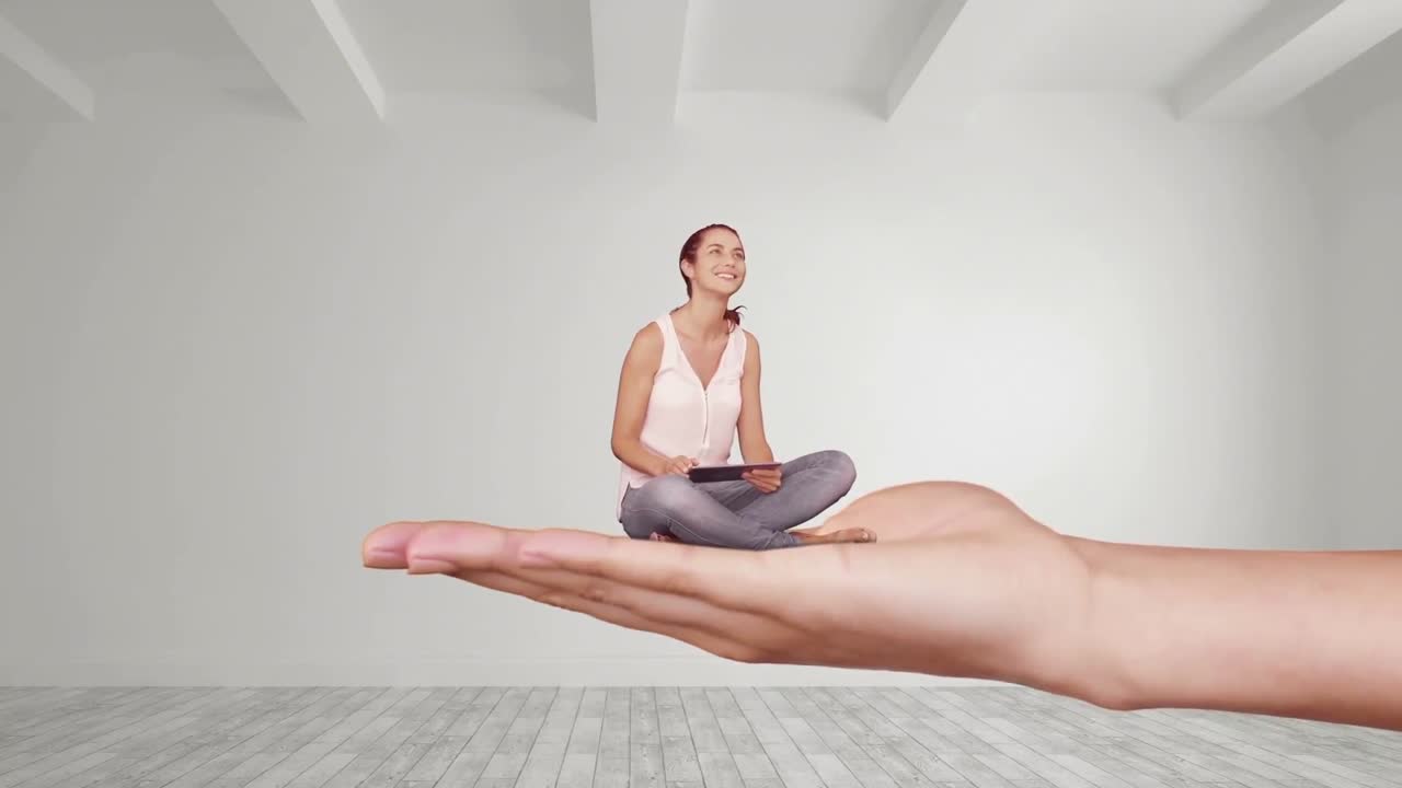 mujer ocasional sentada de la mano centrada en la computadora de la tableta en el edificio