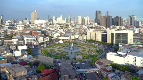 wongwian yai rotonda. vista aérea de cruces de autopistas. carreteras en forma de círculo en la estructura de la arquitectura y la tecnología concepto de transporte. ciudad urbana, bangkok, tailandia.