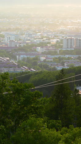 paisaje urbano con teleférico y bosque