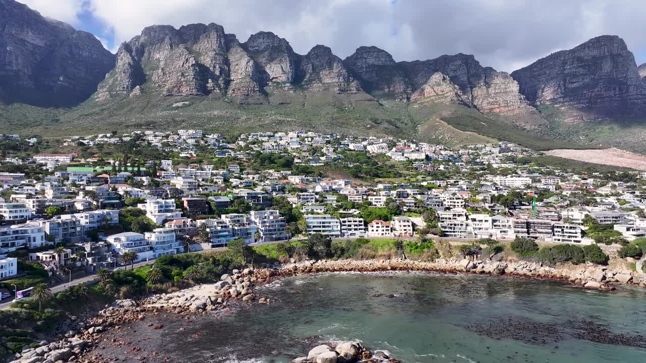 케이프 타운 (cape town) 에 있는 베이 캠프스 비치 (bay camps beach) 는 남아프리카 공화국 서부 케이프 주에 있다.