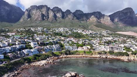camps bay beach en la ciudad de cabo en el cabo occidental de sudáfrica