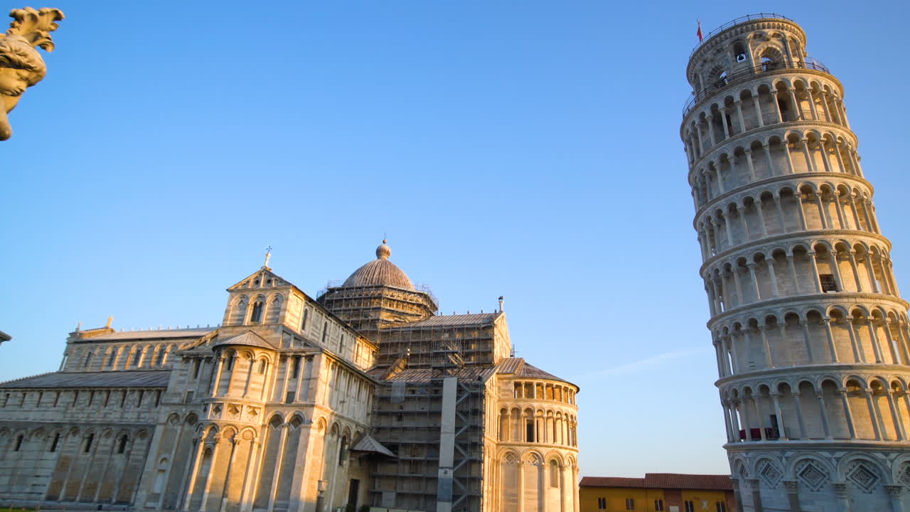 la torre inclinada de pisa , italia