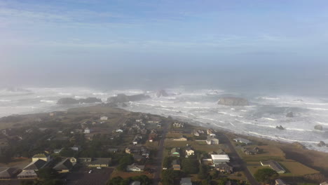 Vogelperspektive-Von-Häusern-Auf-Einer-Nebligen-Klippe-In-Bandon,-Oregon---Drohnenaufnahme-Aus-Der-Luft