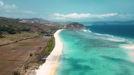 fotografía de avión no tripulado de aguas turquesas y playa tropical en lombok, indonesia