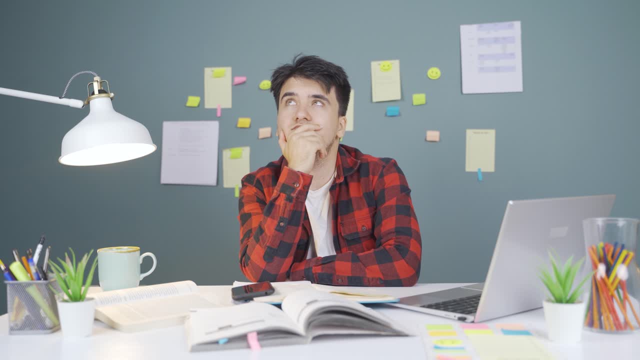 es un estudiante divertido soñando despierto.