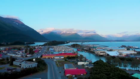 video de drones de 4k de botes y barcos en el puerto de valdez en valdez, alaska durante el día soleado de verano