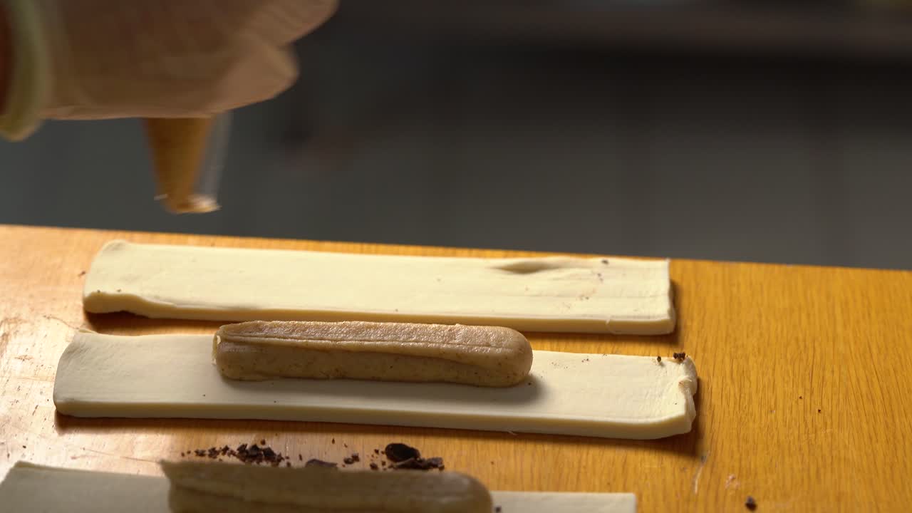 el chef de pastelería francés añade relleno a los postres