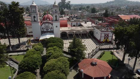 Aerial-shot-of-the-cathedral-and-downtown-of-Almoloya-city-in-Mexico