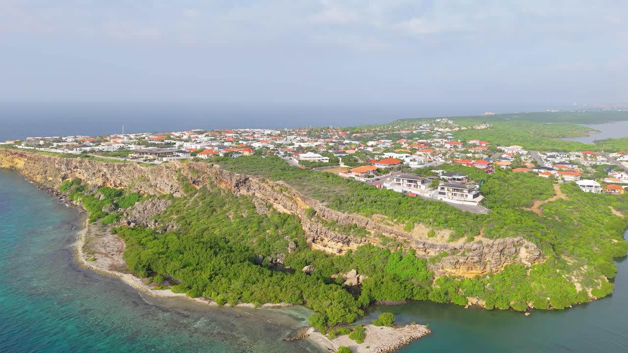 amplia visión aérea del vecindario de vista royal en los acantilados de curaçao al mediodía