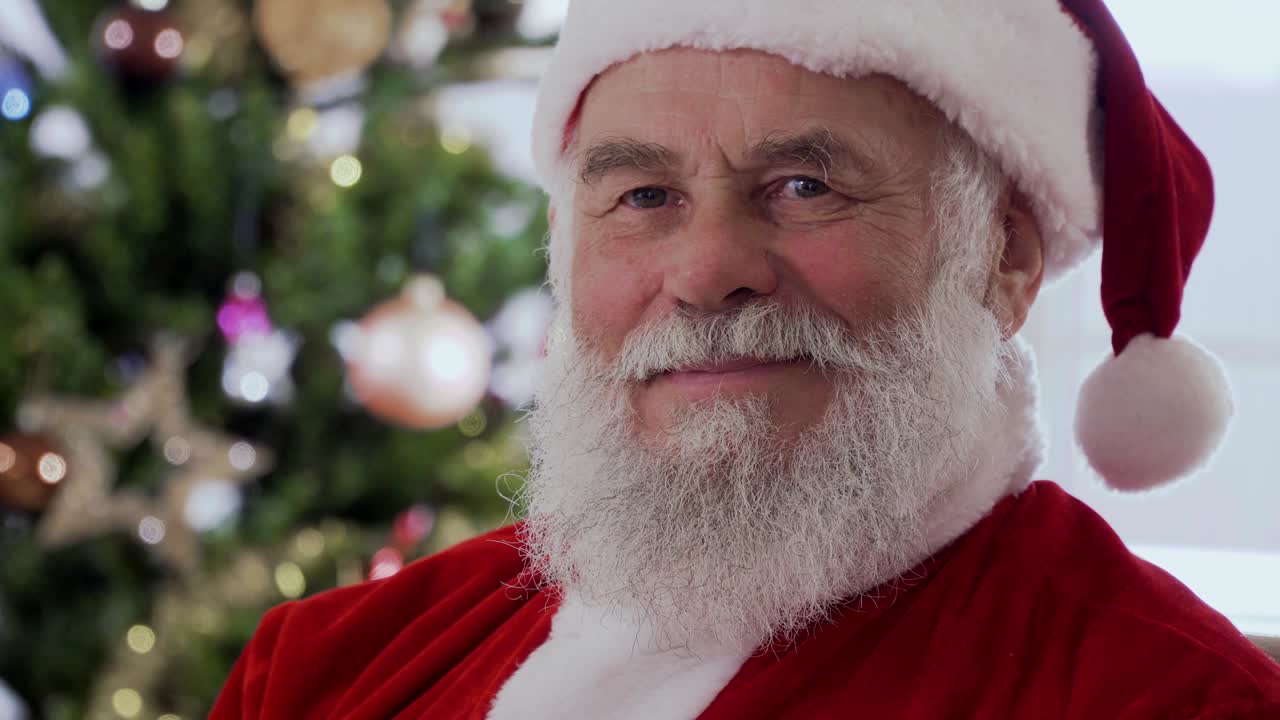 santa claus con sombrero rojo y traje de navidad se está riendo