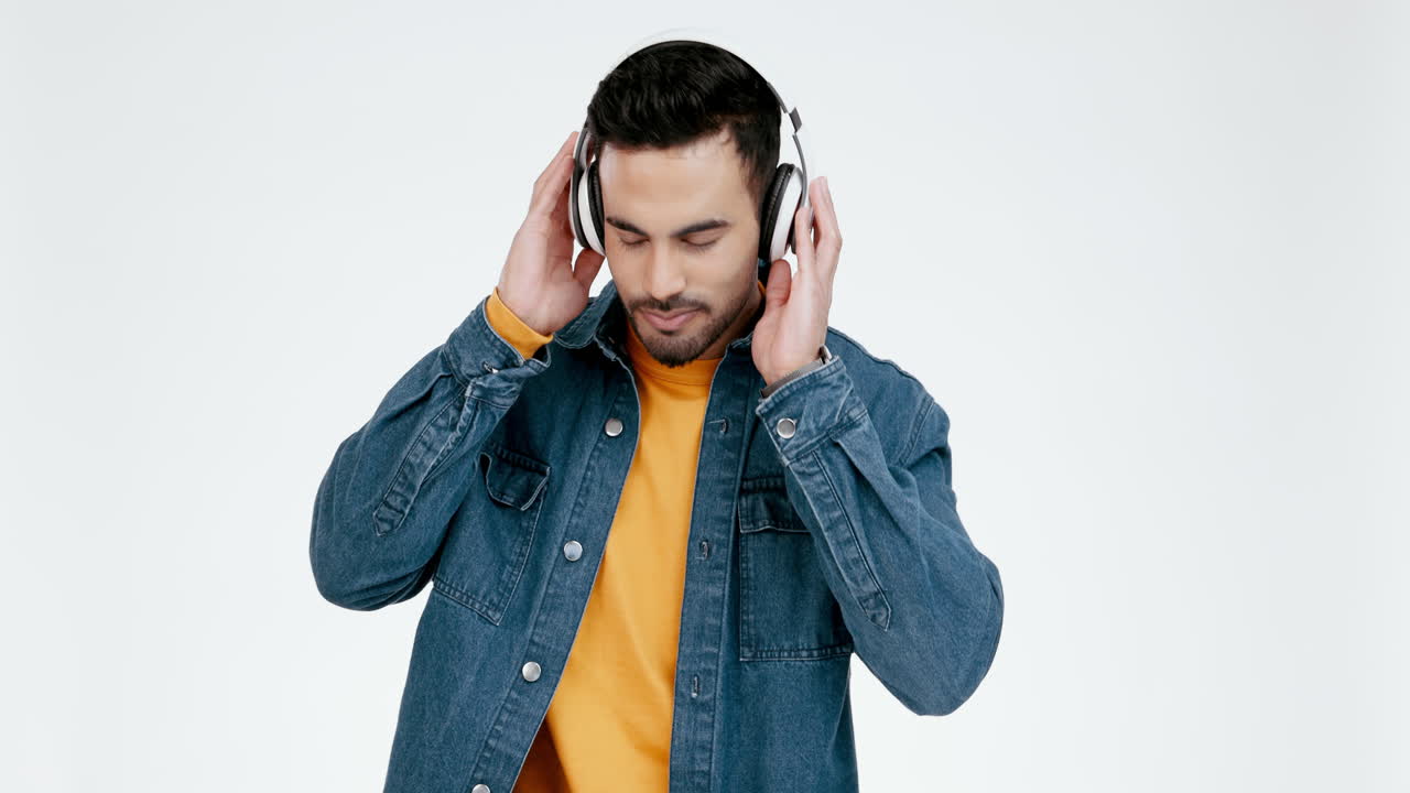 cara de hombre, auriculares y bailar en el estudio a