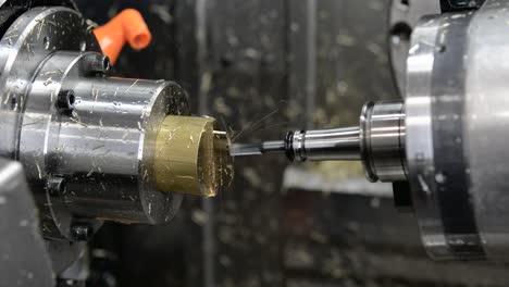 máquina herramienta cnc de precisión de cinco ejes fresado de latón en diferentes ángulos