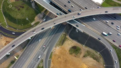 vista aérea de una intersección de autopistas en moscú.