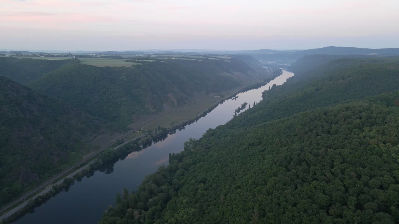 Riprese aeree del fiume Mosella e delle sue bellissime colline verdi e boscose vicino a Cochem, nel distretto di Cochem-Zell in Renania-Palatinato, Germania.