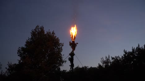 Mittsommer-Ein-Lettischer-Mann-Mit-Einem-Kranz-Aus-Eichenblättern,-Der-Ein-Pūdele-Anzündet