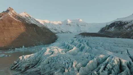 dronevideo del glaciar svinafellsjokull en islandia