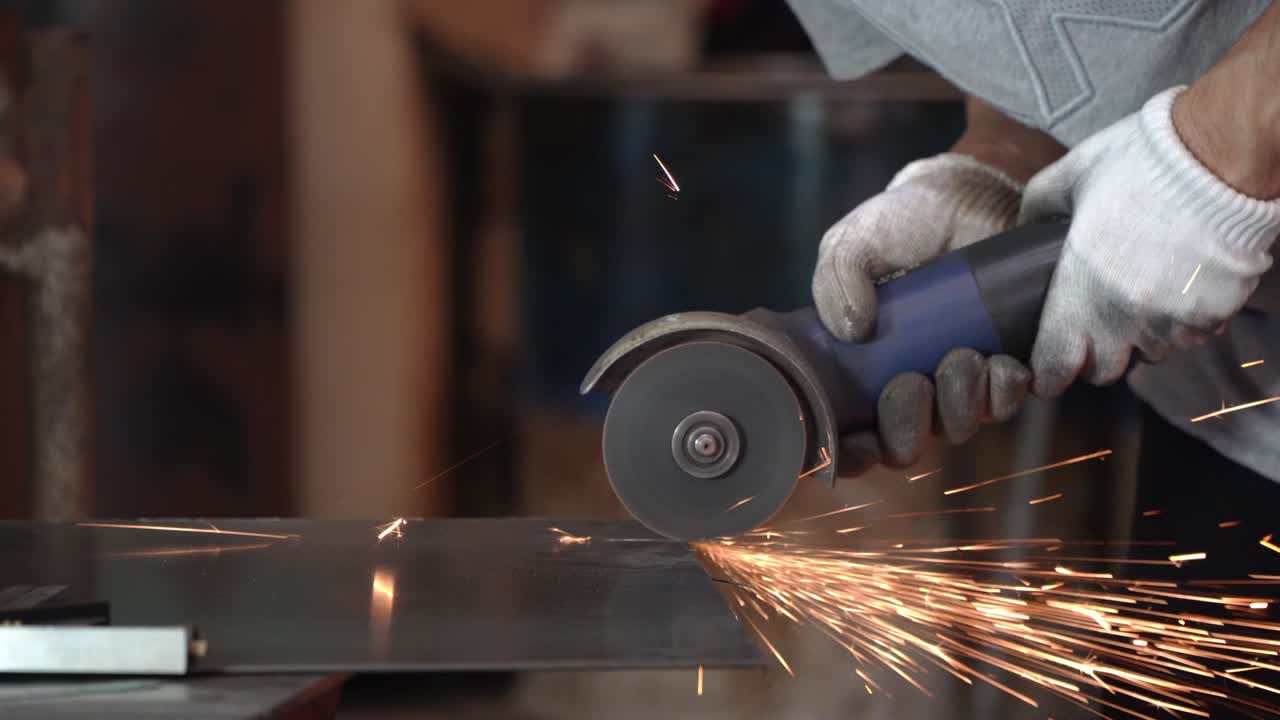 máquina eléctrica de molienda de hierro en la fábrica chispas de ruedas de molienta. chispas vuelan de metal caliente