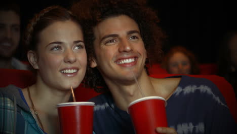 amigos viendo una película en el cine