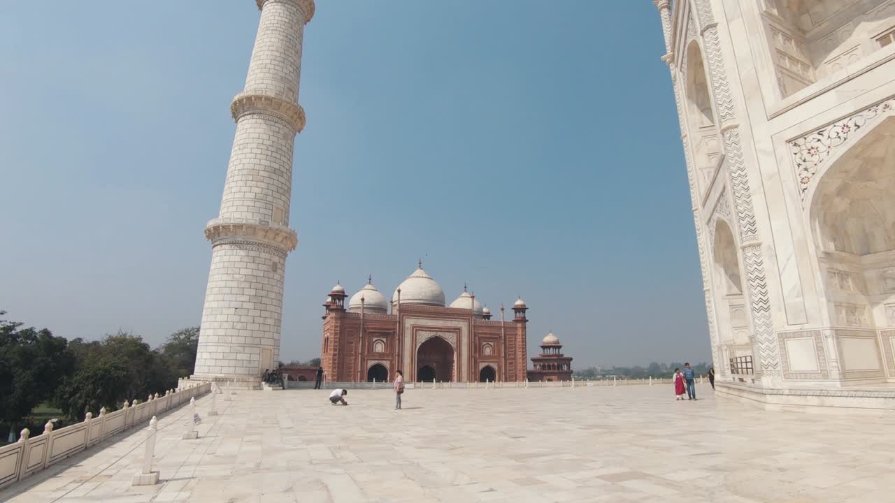 los turistas tomando fotos en el taj mahal.
