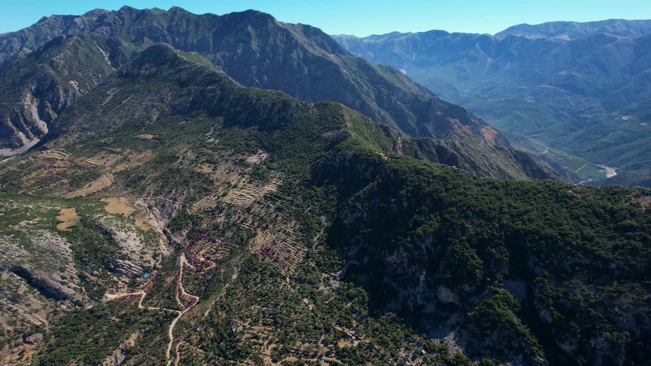 montañas y mar en la costa jónica, panorama impresionante con colores de verano de laderas rocosas, colinas verdes y mar azul en albania