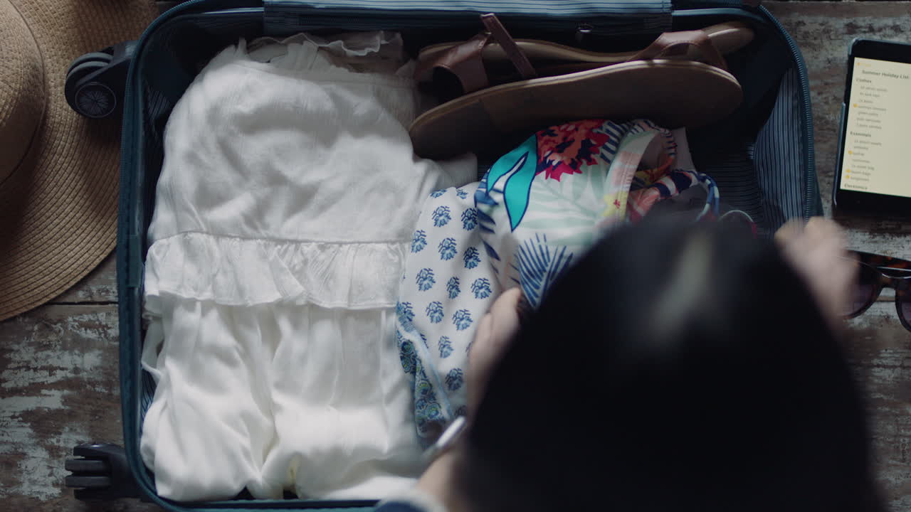 탑 뷰 여행 여자 가 가방 을 포장 하고 목적지 에 도착 하기 위해 준비 하고 있다