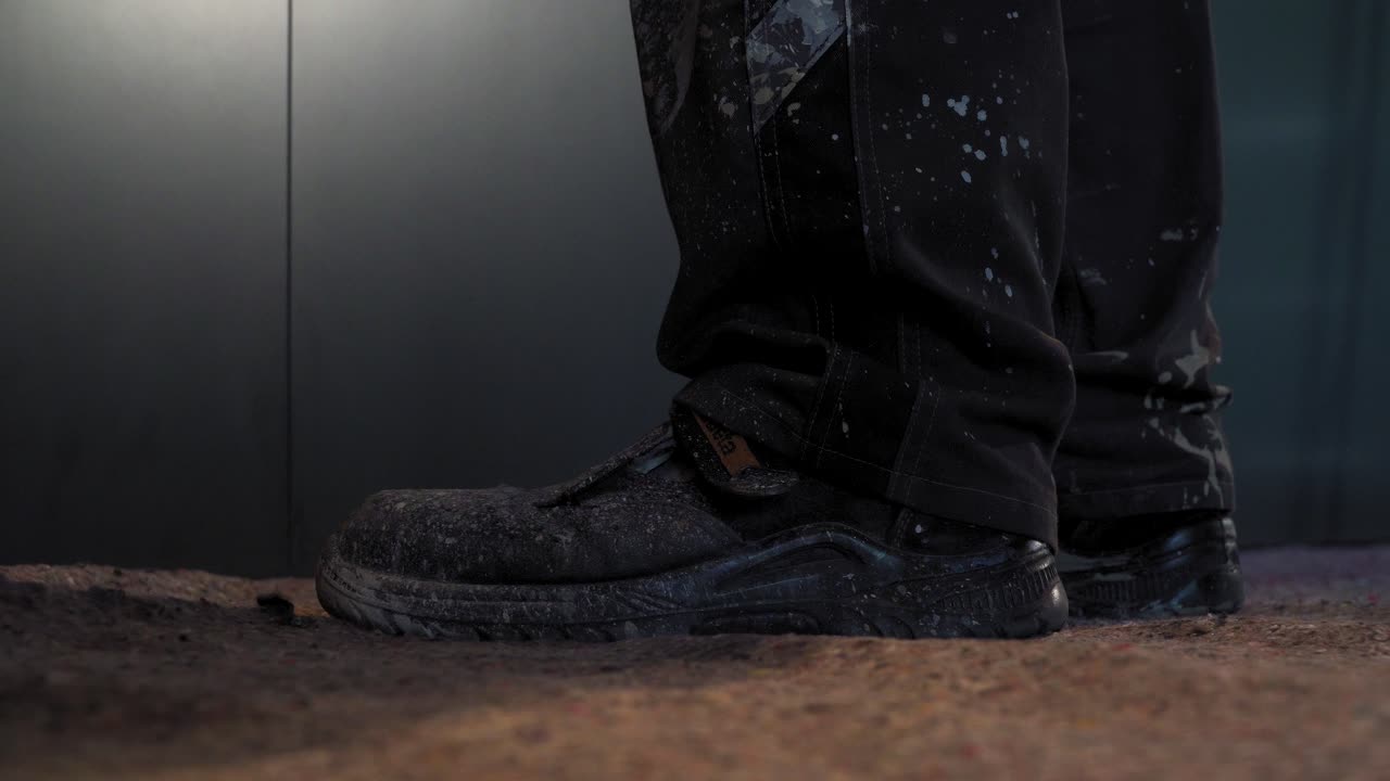 toma de primer plano en 4k de pies de hombre que pinta con pintura en aerosol