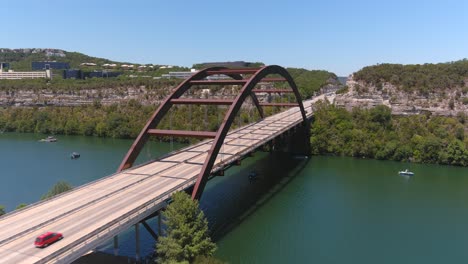 en una toma de avión no tripulado del puente pennyback en austin, texas