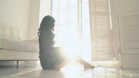 Una-Chica-Alegre-Con-Cabello-Oscuro-Baila-En-El-Suelo-Junto-A-La-Ventana