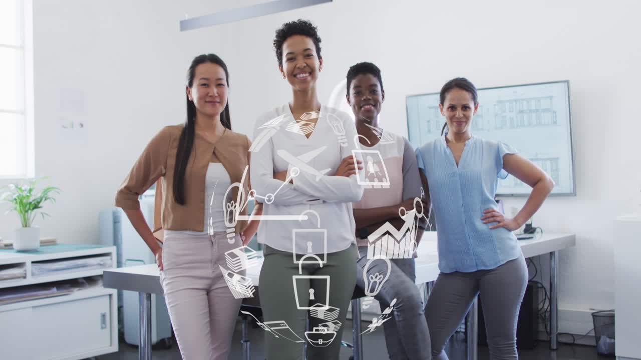 animación de globo de iconos de negocios sobre diversas personas de negocios sonriendo en la oficina