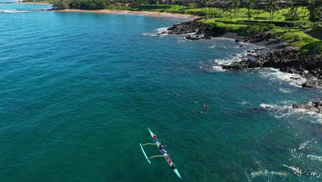 夏威夷wailea maui的ulua海灘附近乘坐皮划艇的遊客