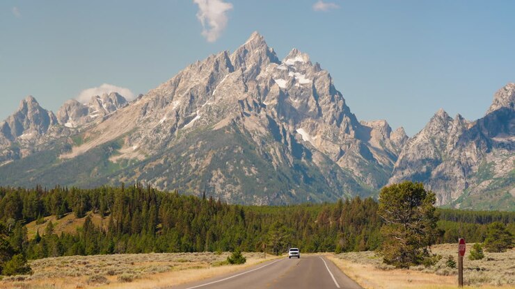 Strada panoramica che porta alle montagne Grand Teton