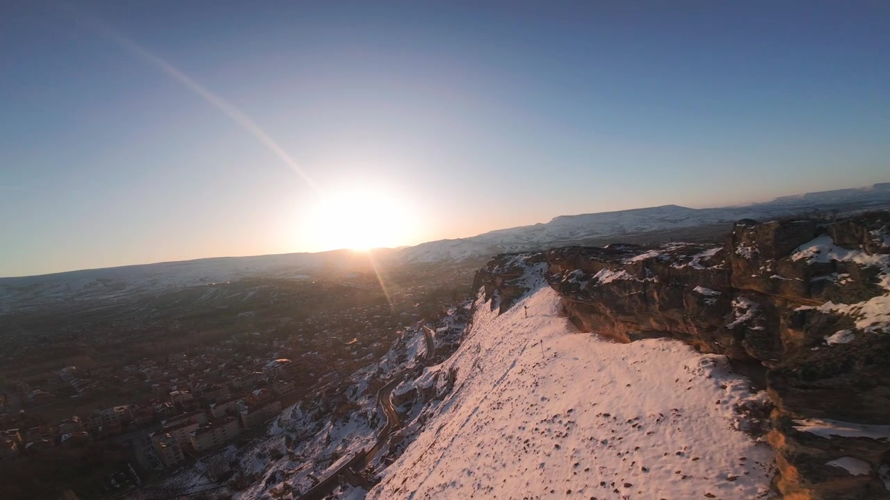 Luftfoto (FPV) av Ürgüps landskap i Kappadokia, Tyrkia