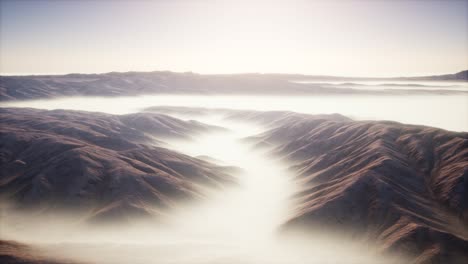 Berglandschaft-Mit-Tiefem-Nebel-Am-Morgen