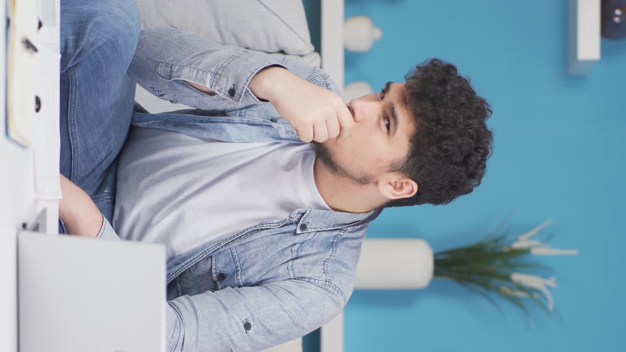 카메라를 향해 손을 흔드는 남자의 수직 비디오.