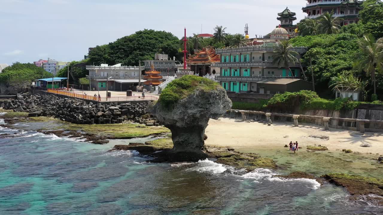 동영상, 꽃병 모양의 산호 바위는 여름, xiaoliuqiu, pingtung county, taiwan, 람바이 섬에서 떨어진 그림처럼 아름답고 얕은 만에서 나옵니다